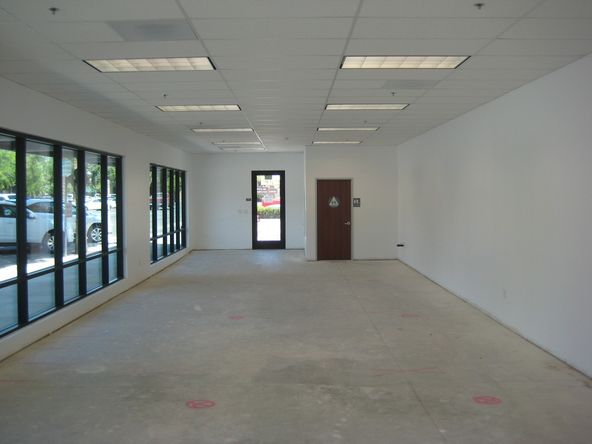 Retail For Lease: 213 W 8th St, Hanford, CA 93230